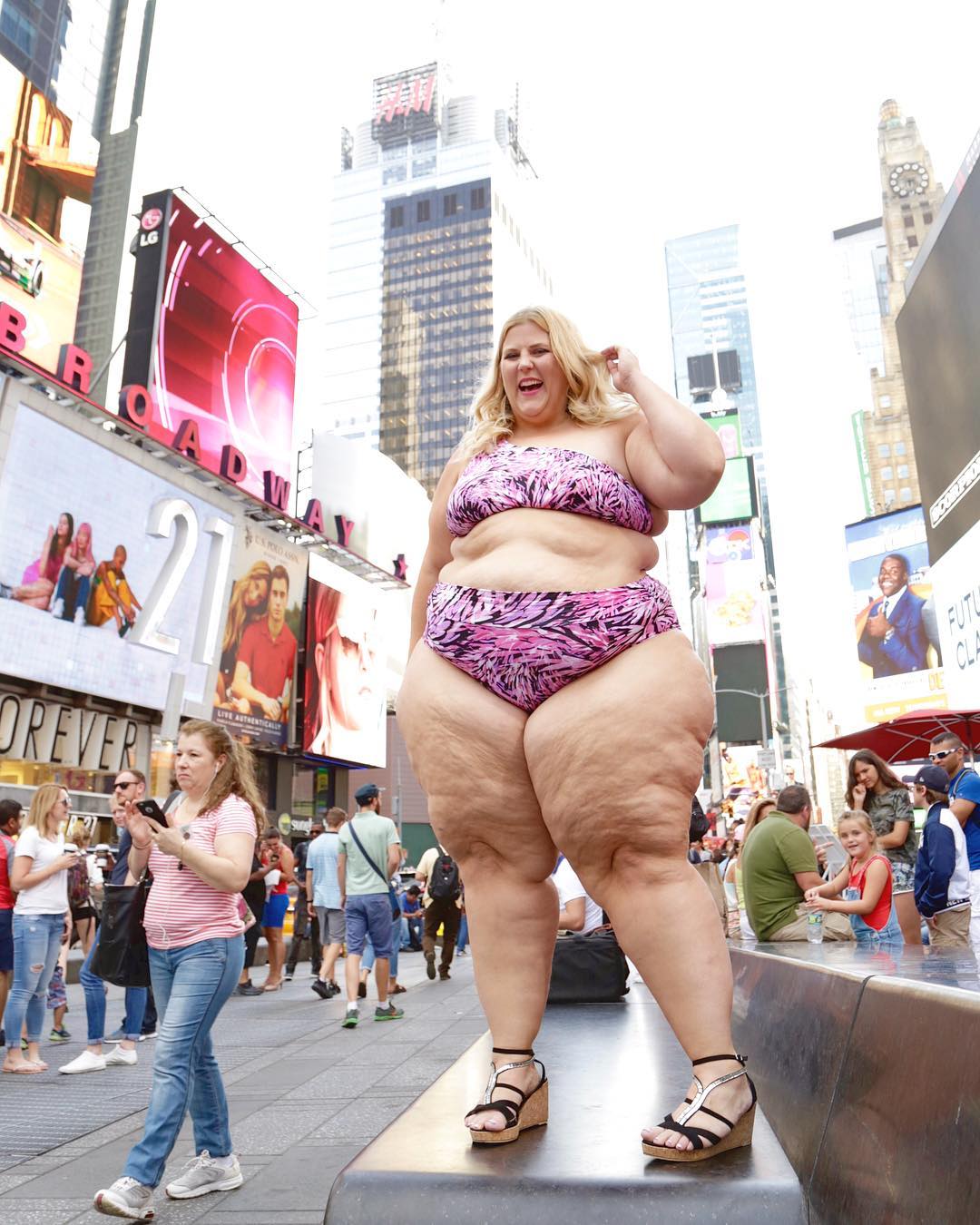 Американская плюс-сайз модель вышла на Таймс-сквер в бикини