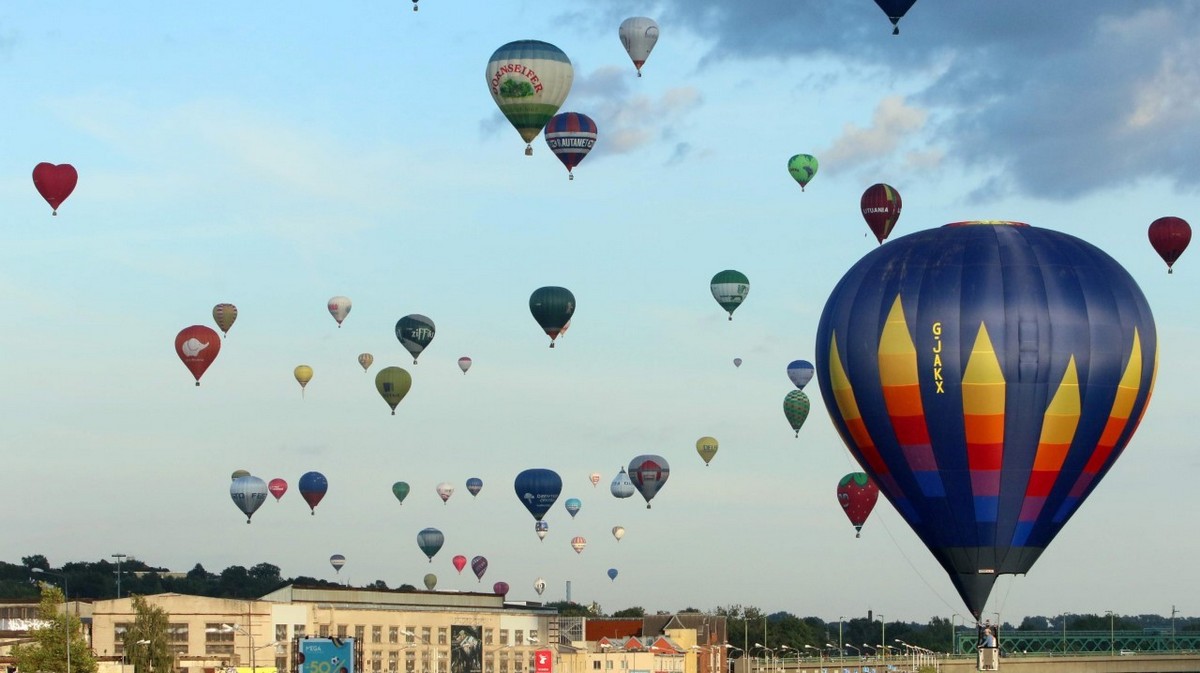 100 воздушных шаров в небе над Литвой