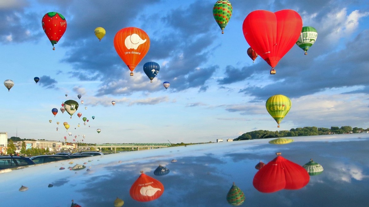 100 воздушных шаров в небе над Литвой