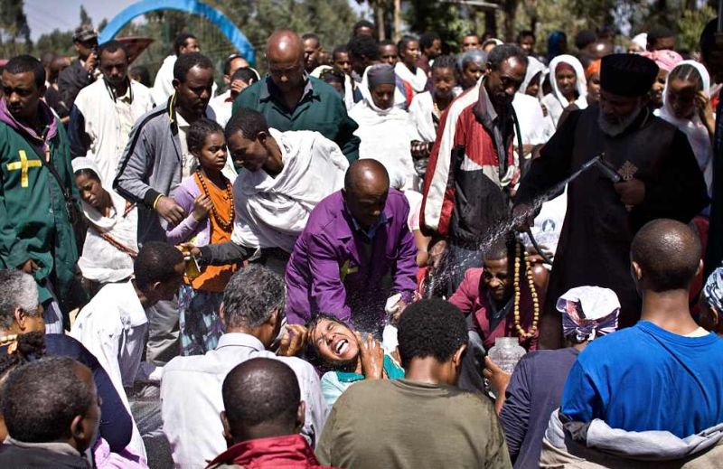 Священник проводит массовый обряд экзорцизма в Эфиопии