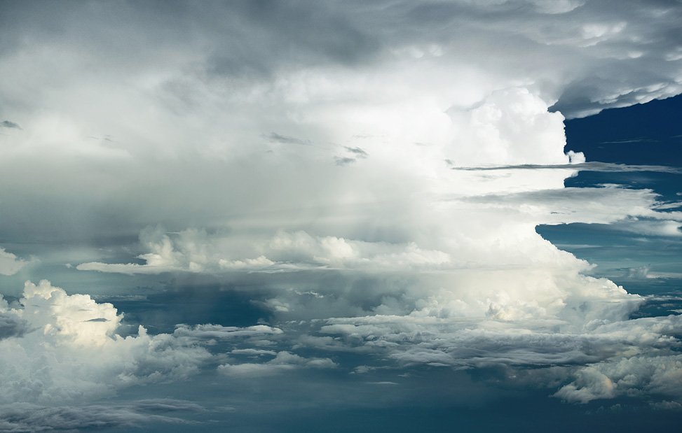 Живописные облака на высоте 6 000 метров