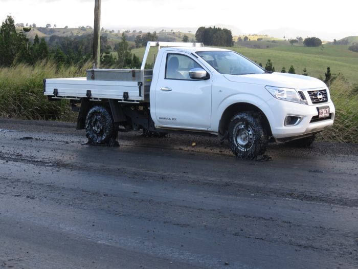 Автомобили пострадали из-за расплавившегося асфальта в Австралии