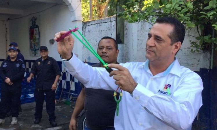 Мексиканских полицейских вооружили рогатками