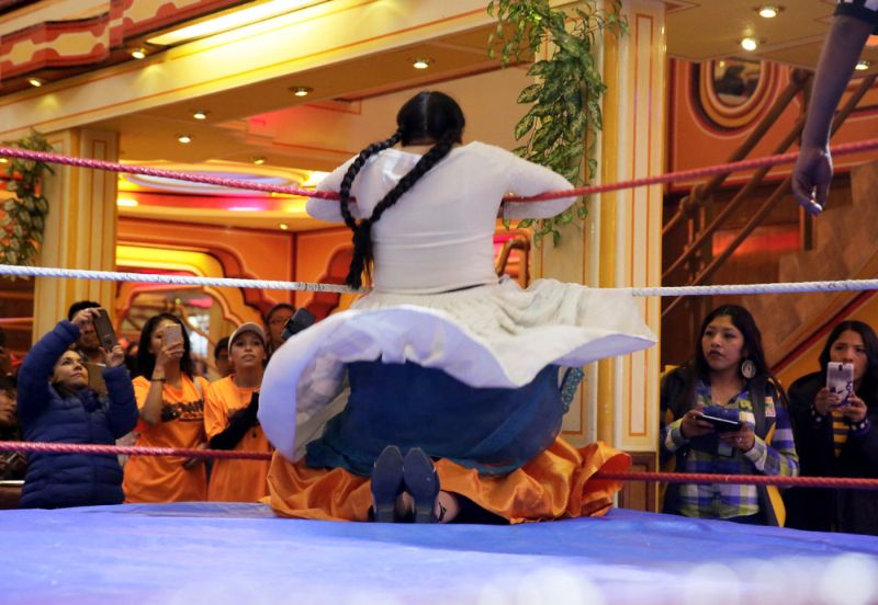 Женщины-рестлеры из Боливии на ринге
