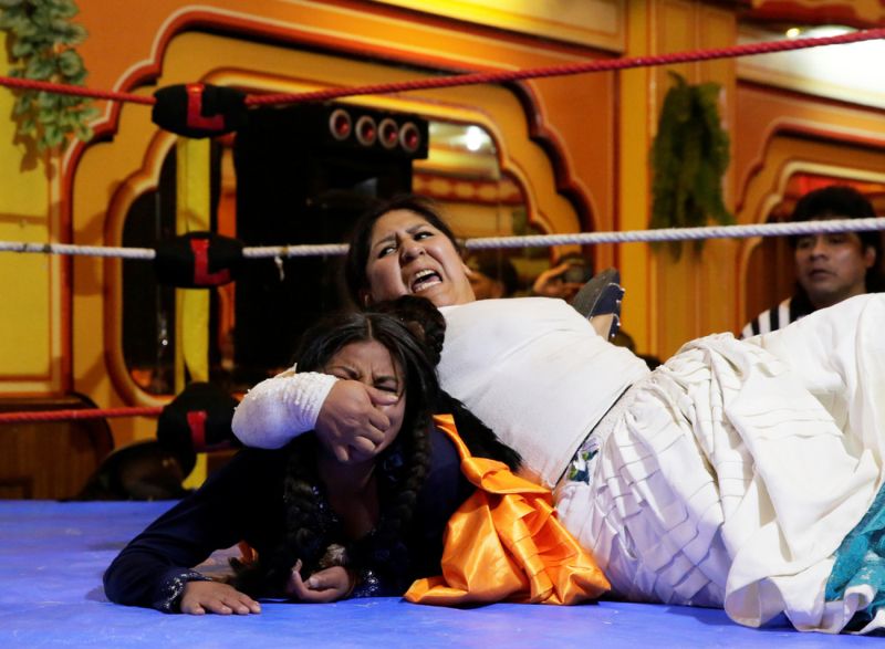 Женщины-рестлеры из Боливии на ринге