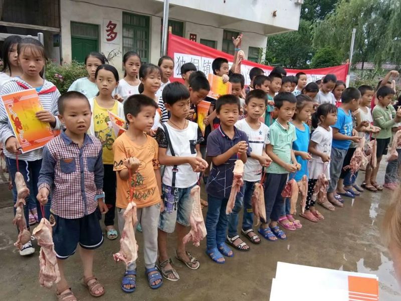 В китайской школе отличников наградили кусками свинины