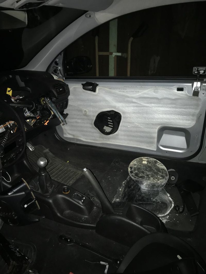 Водитель Peugeot сидел на ведре и рулил с помощью гаечного ключа
