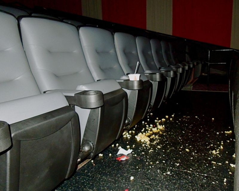 Залы кинотеатров после свинозрителей