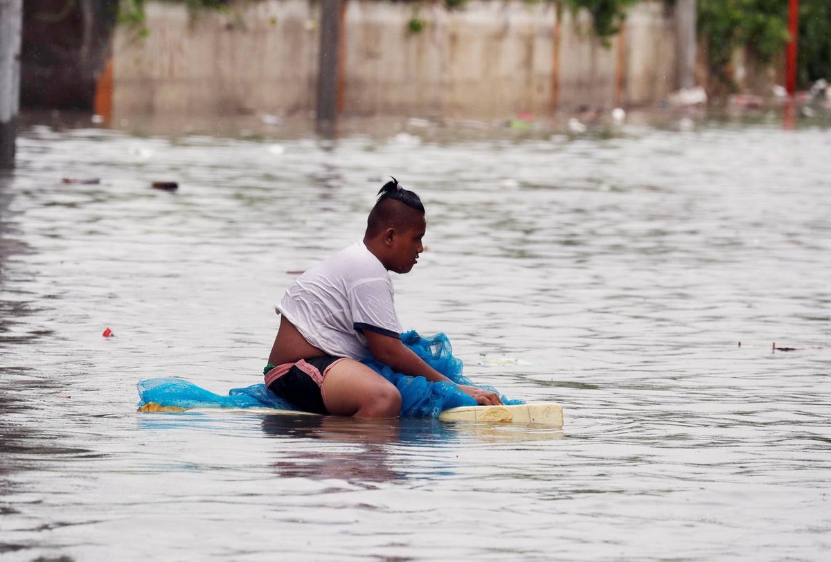 Сон тин. Филиппин наводнение. Torrential Monsoon. Филиппины фото последнего шторма. Сонтин.
