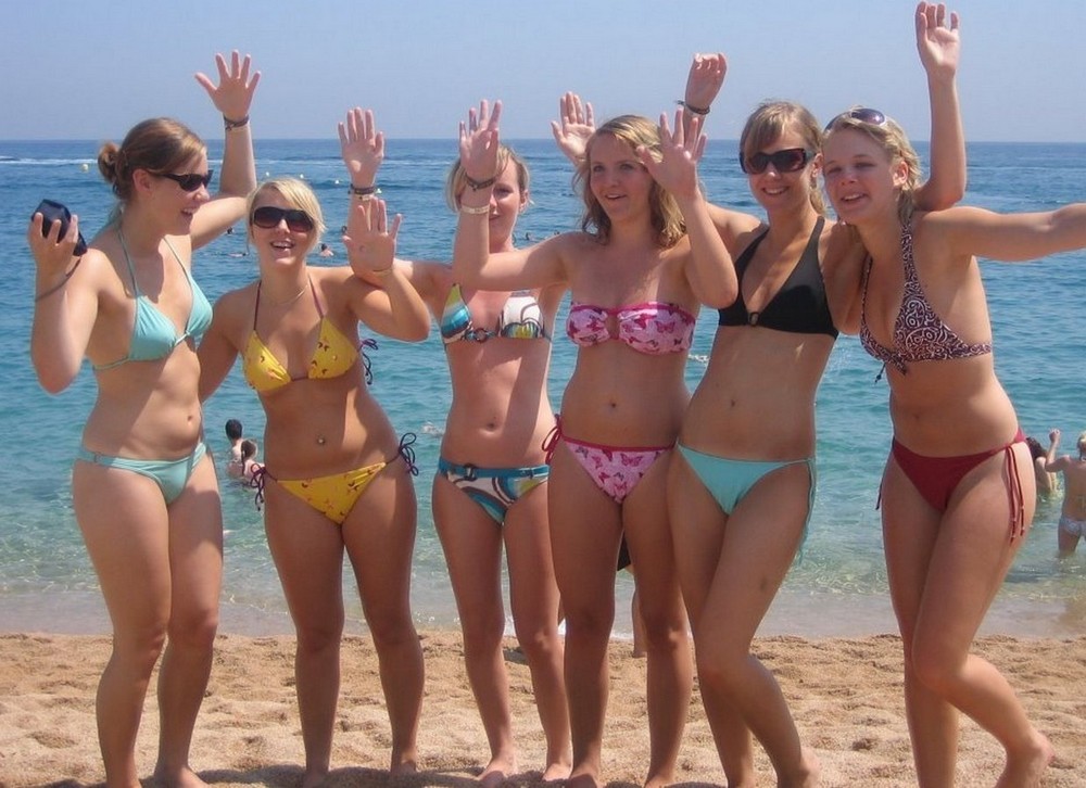 Девушки на пляже в купальниках в россии