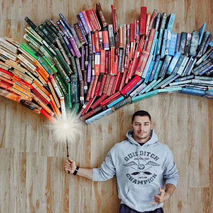 Парень превращает свою массивную библиотеку в искусство