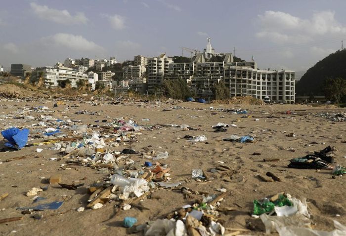 Пляжи Бейрута, заваленные мусором