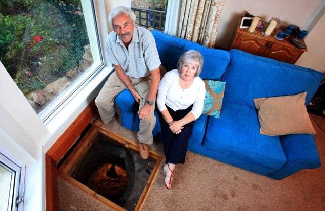 Пенсионер обнаружил под полом своего дома колодец