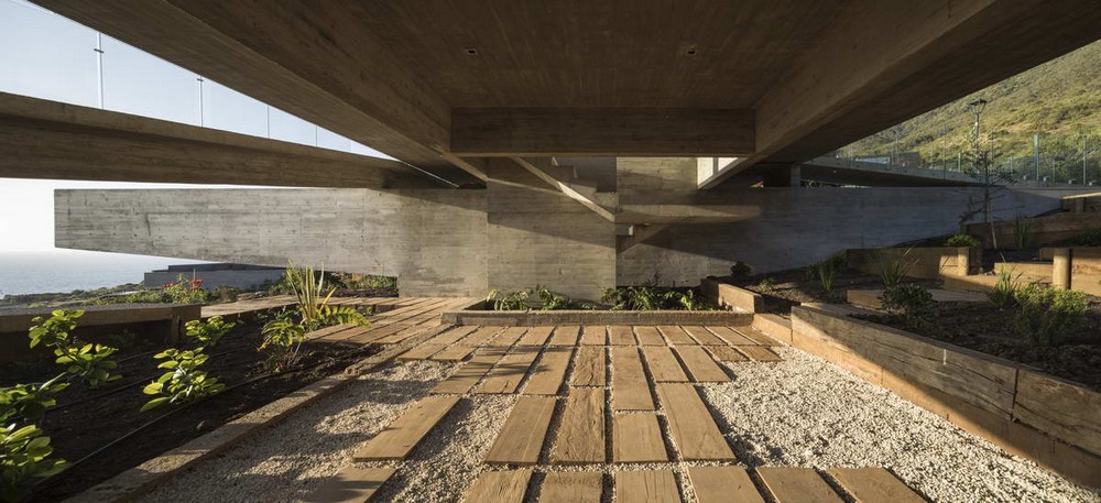 Необычный бетонный дом на берегу океана в Чили