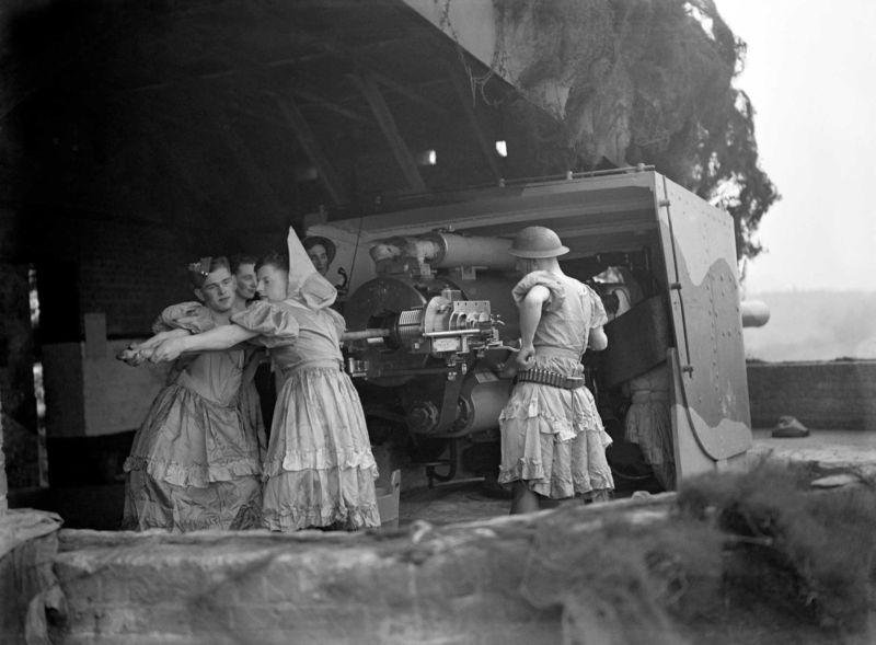 Фото британских солдат в платьях и чулках во время Второй мировой войны