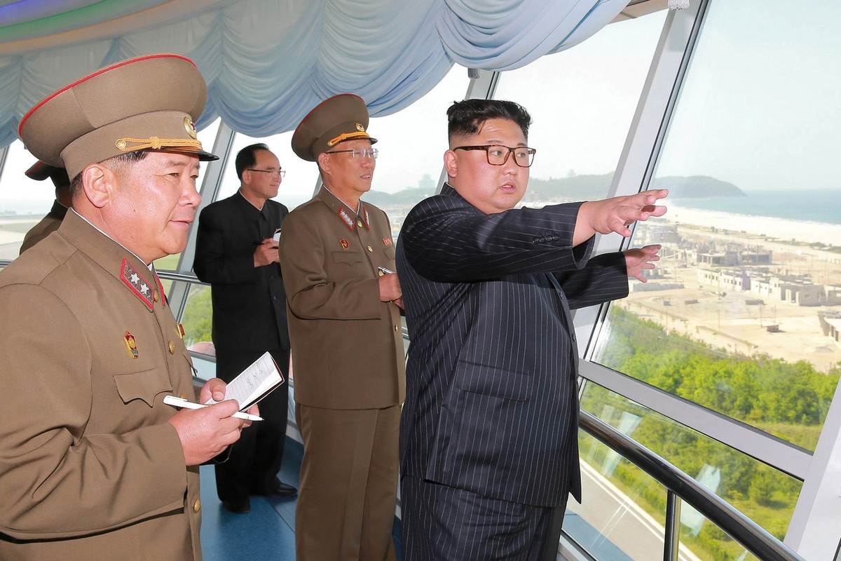 Лидер Северной Кореи Ким Чен Ын инспектирует различные объекты