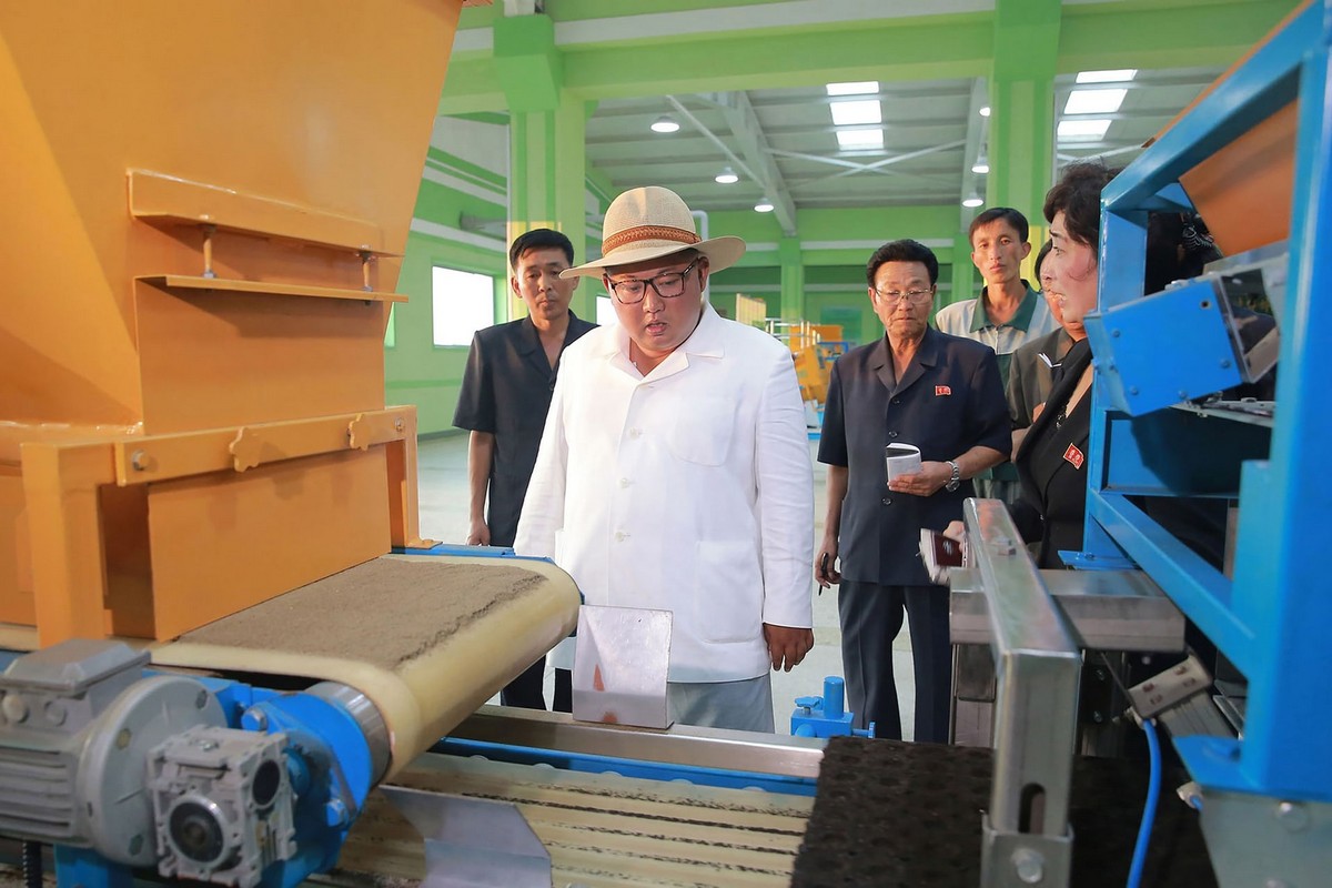 Лидер Северной Кореи Ким Чен Ын инспектирует различные объекты