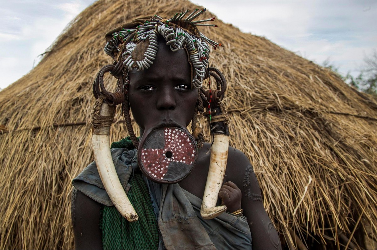 Женщины из эфиопского племени Мурси носят диски в нижней губе