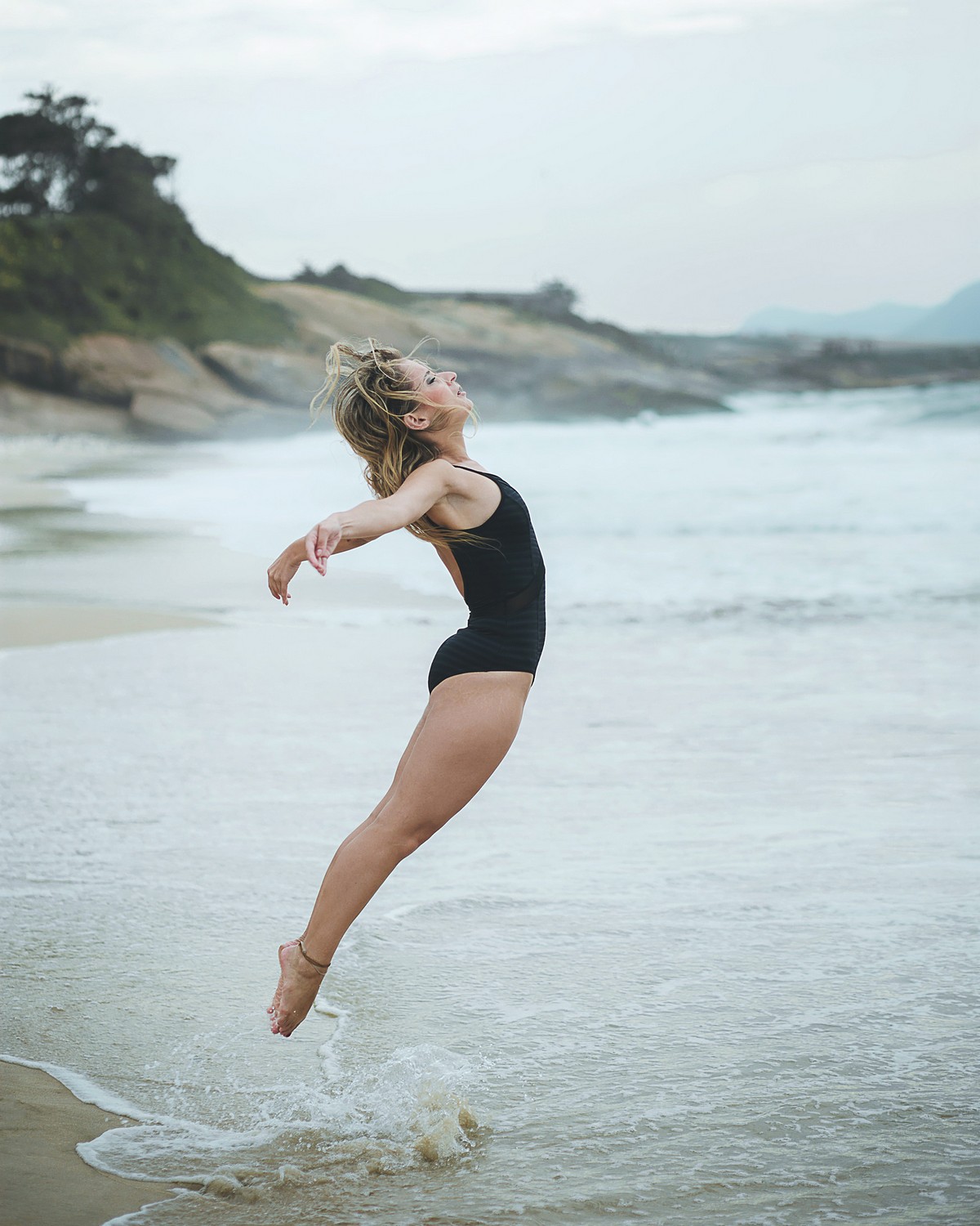 Балерина на пляже