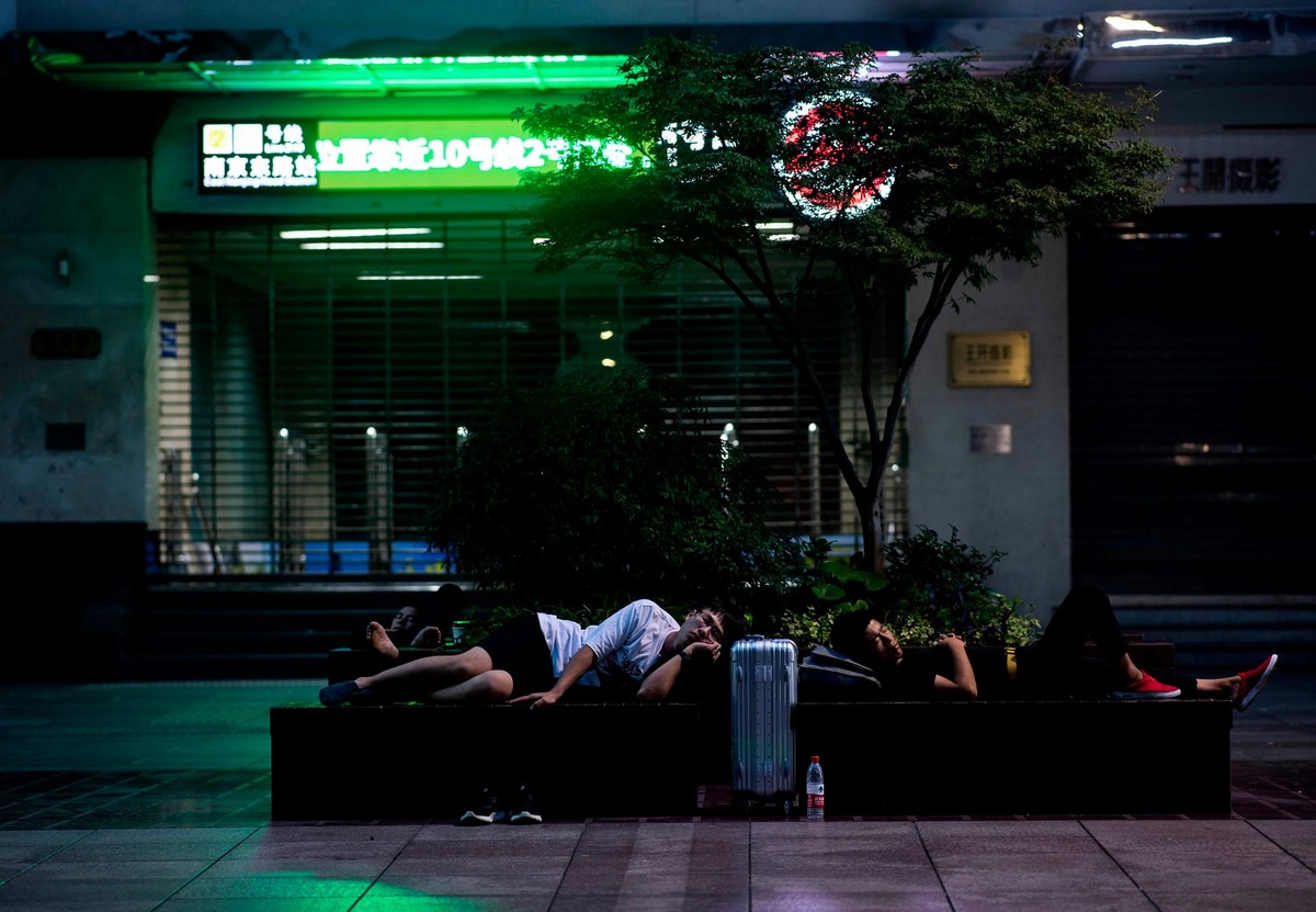 Уставшие шанхайцы спят на скамейках
