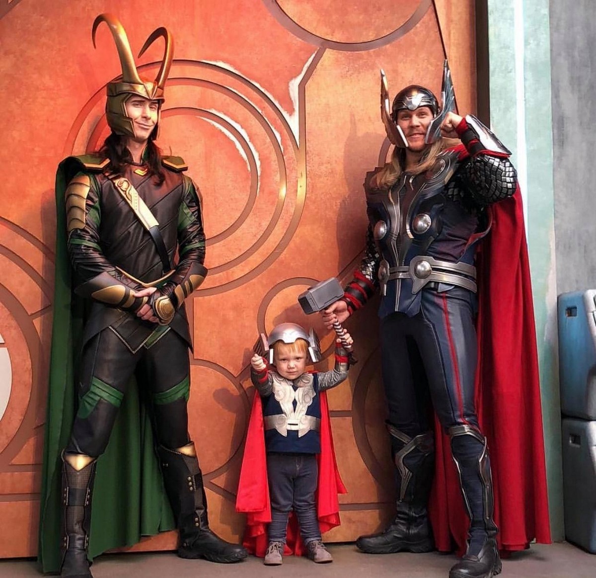 Американская семья посещает Диснейленд в костюмах любимых персонажей