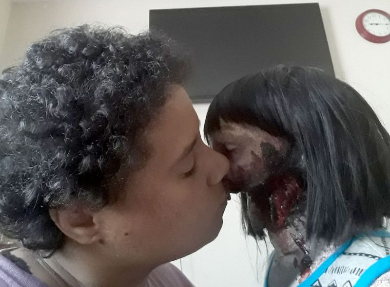 Девушка влюбилась в куклу-зомби и собирается сыграть с ней свадьбу