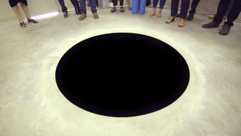 Посетитель музея провалился в инсталляцию в виде черного пятна