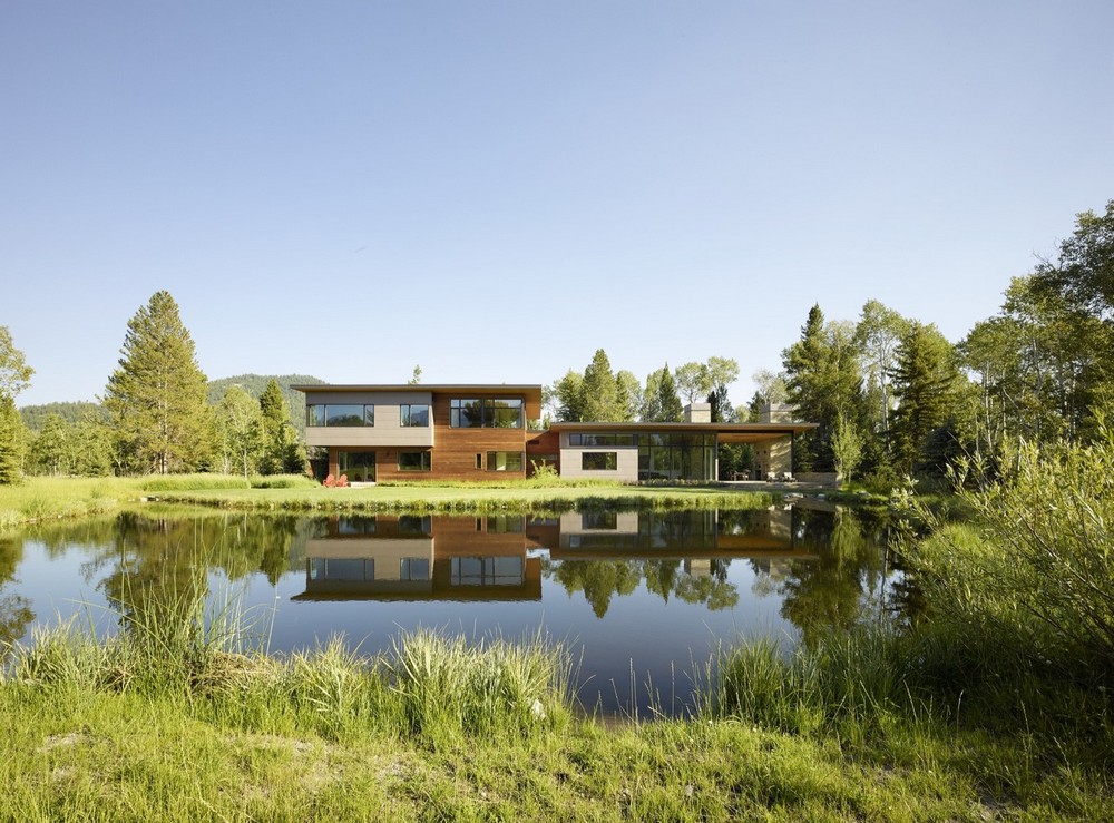 Роскошный дом в лесу у озера в США