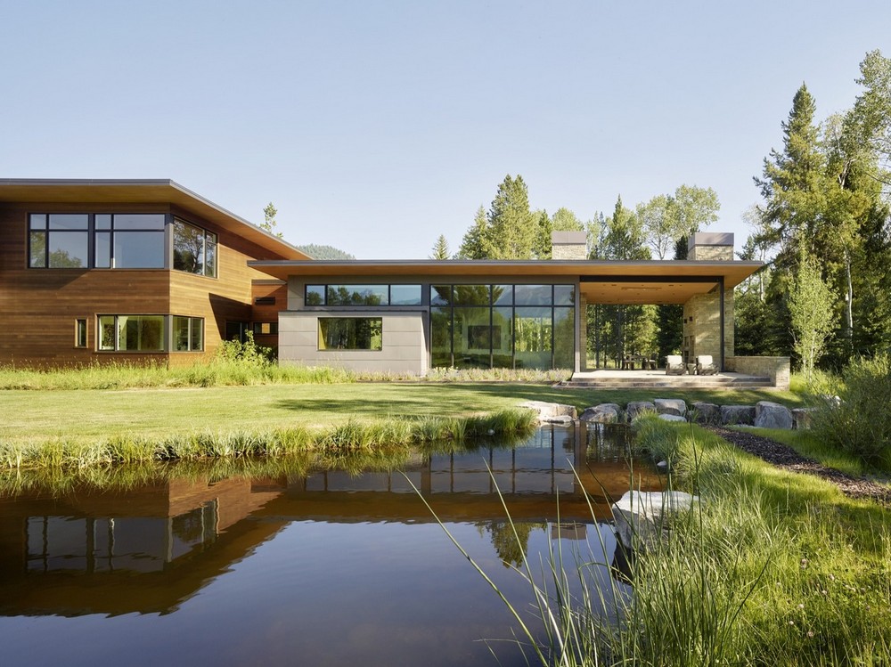 Роскошный дом в лесу у озера в США