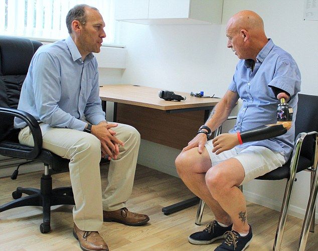 57-летнему британцу вживили бионический протез с кучей насадок