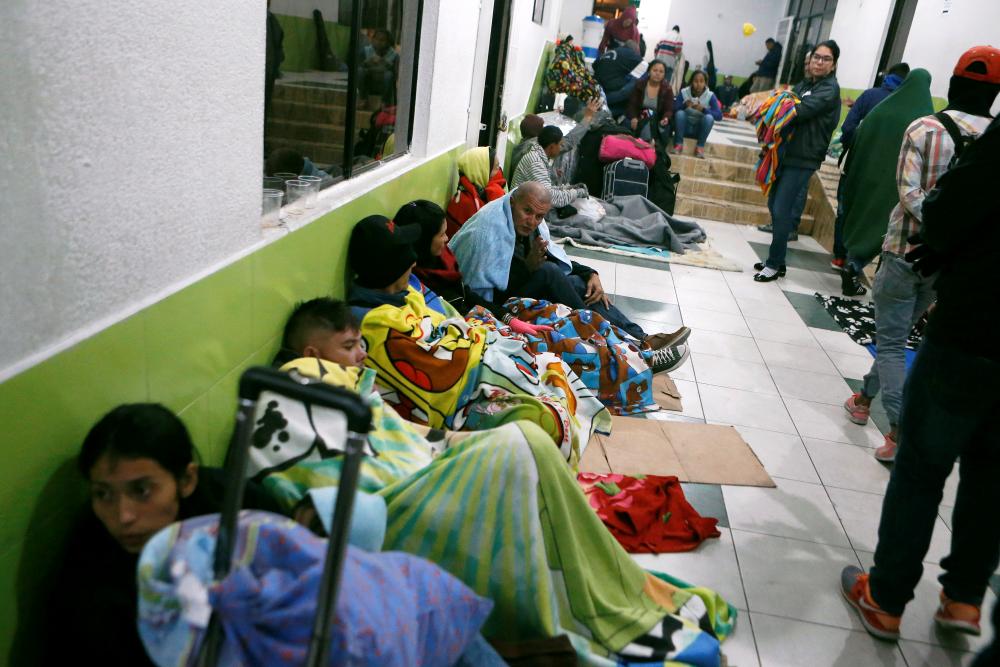 Жители Венесуэлы массово покидают страну