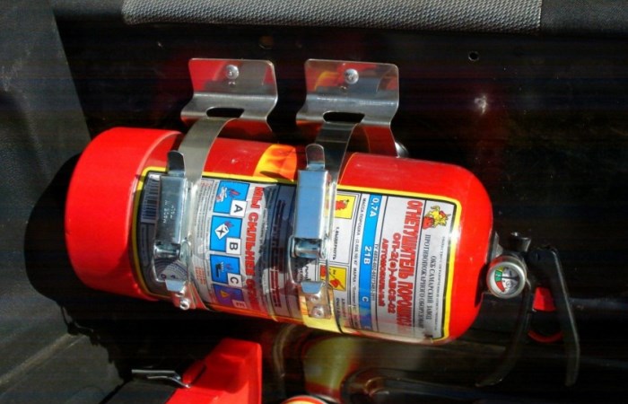 Как лучше хранить огнетушитель в машине