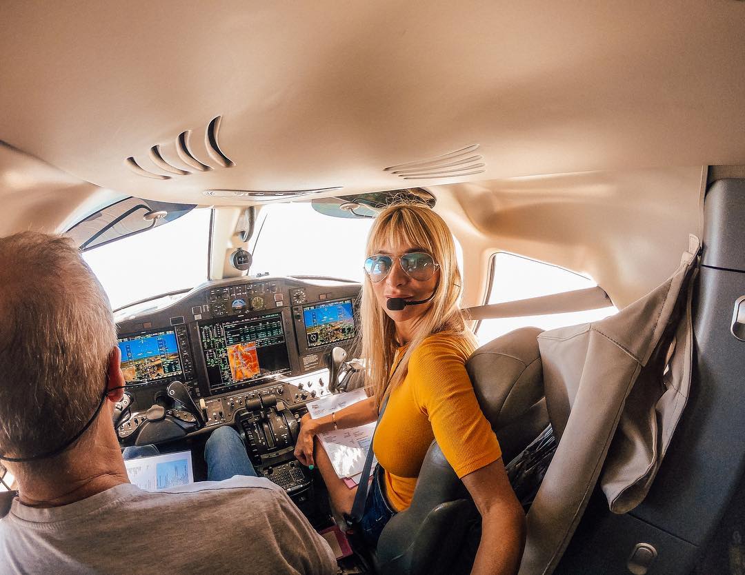 Блондинка научилась управлять самолётом назло бывшему