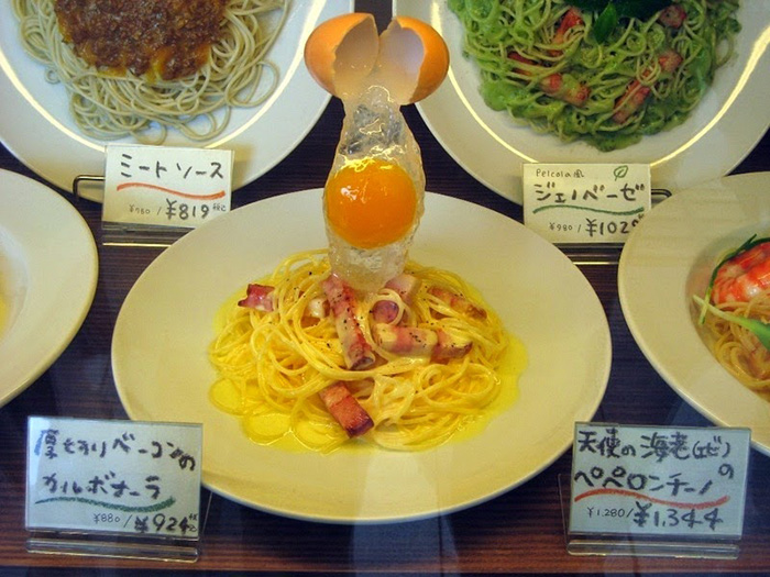 Зачем японцы делают пластиковую еду