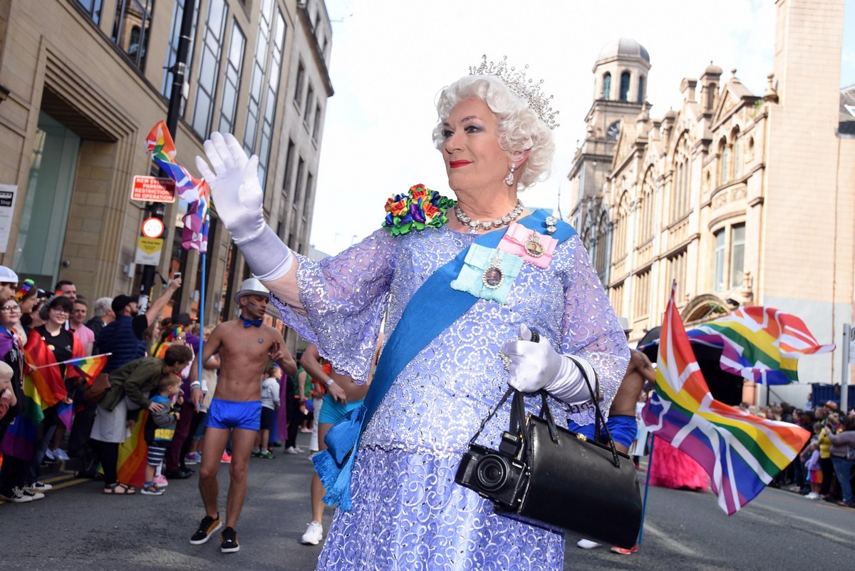 Шествие клоунов: гей-парад в Манчестере