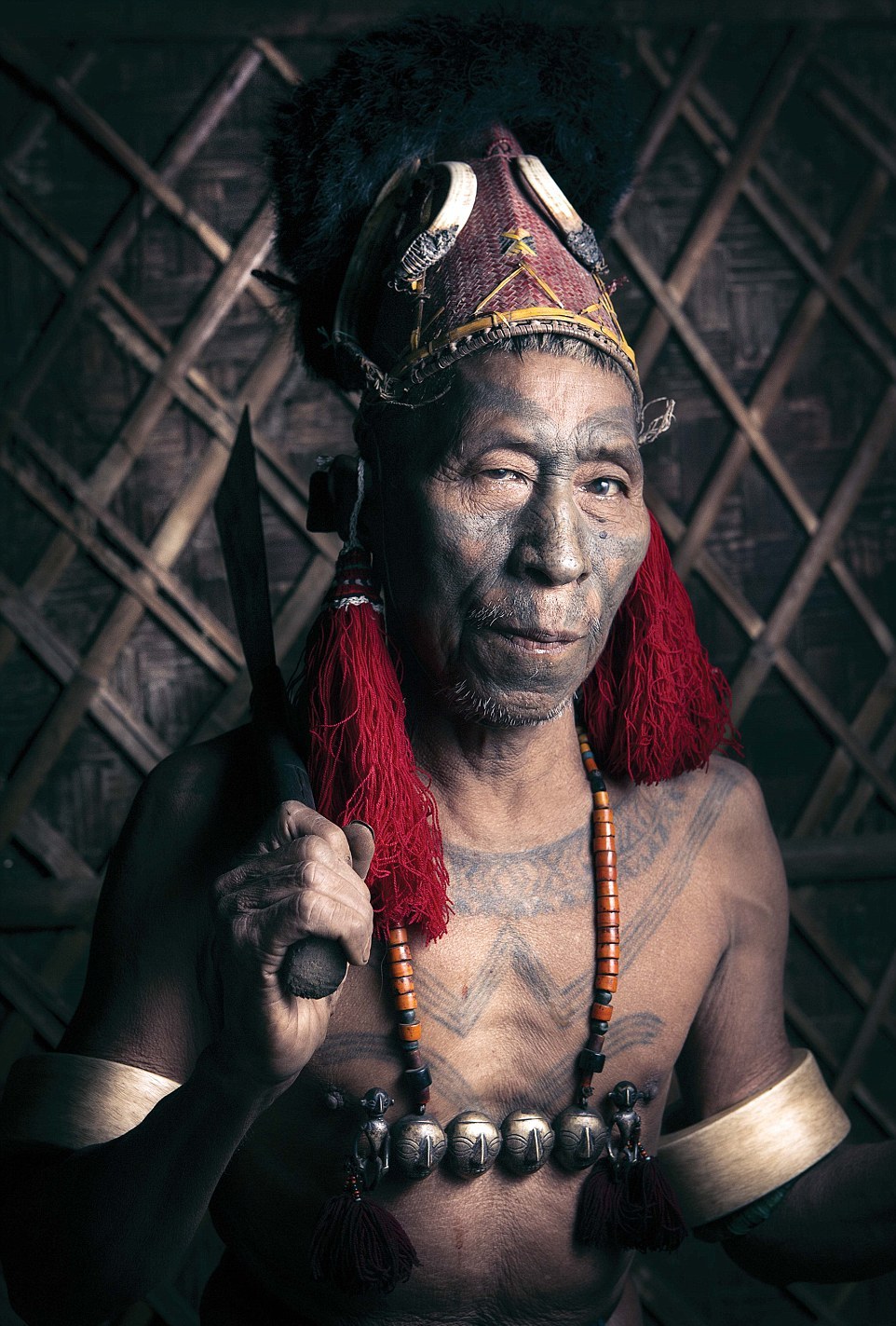 Захватывающие портреты исчезающего племени охотников за головами