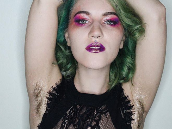 Девушки хвастаются волосатыми подмышками с блестками в Instagram