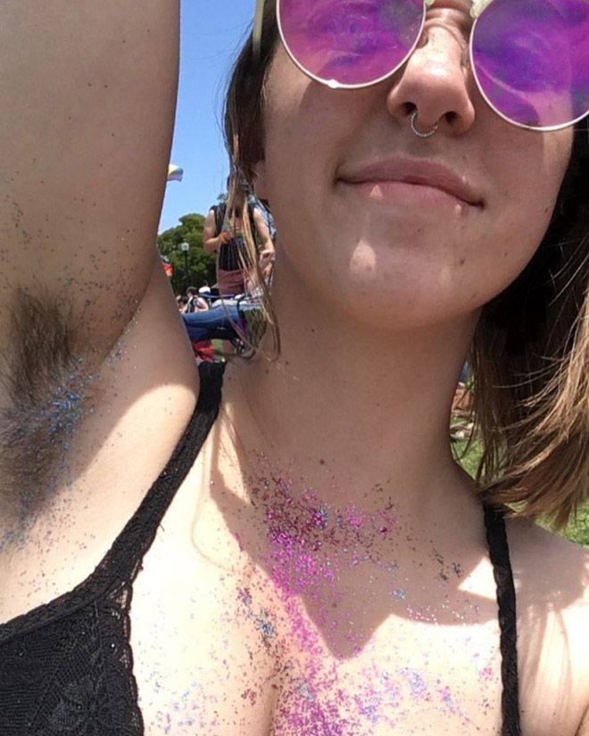Девушки хвастаются волосатыми подмышками с блестками в Instagram