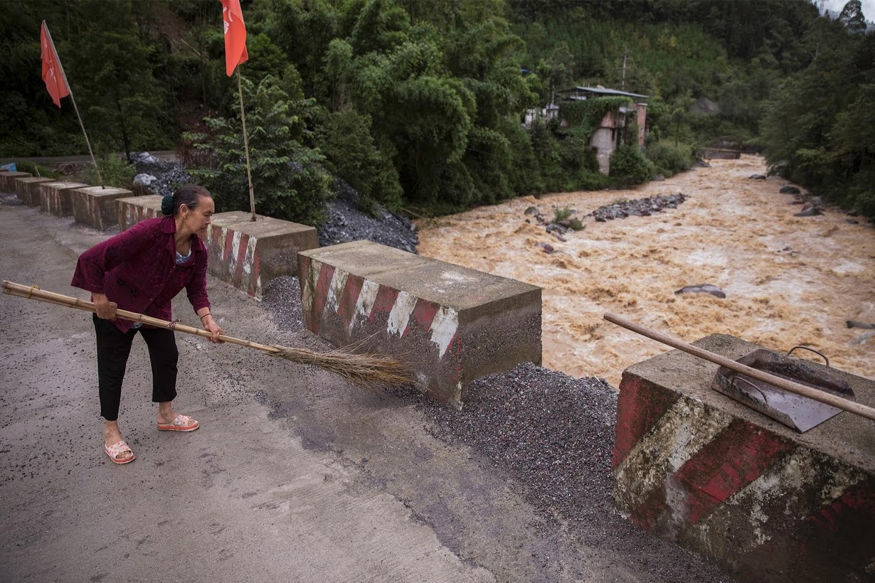 В Китае сносят незаконные плотины