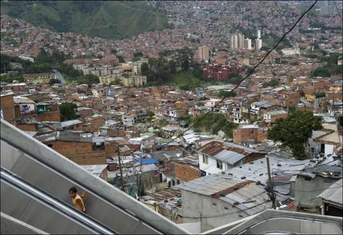 Эскалаторы в колумбийских трущобах