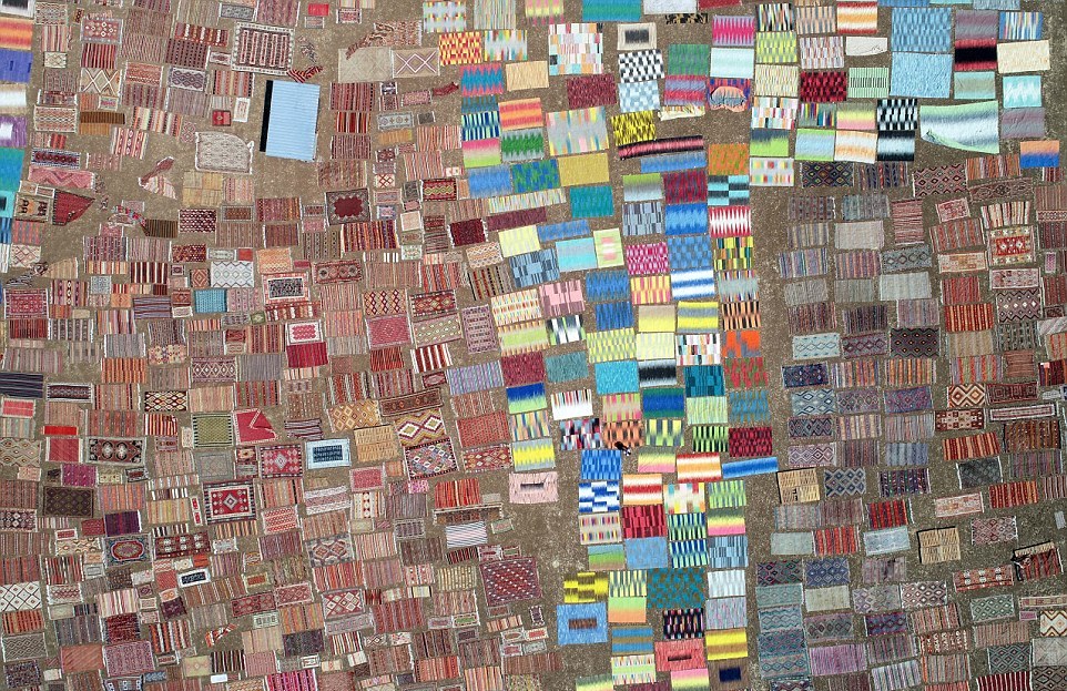 Тысячи ковров ручной работы под палящим солнцем в Турции
