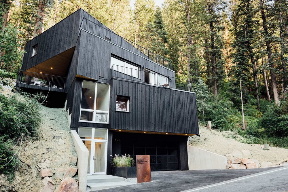 Деревянный дом на лесном склоне в США