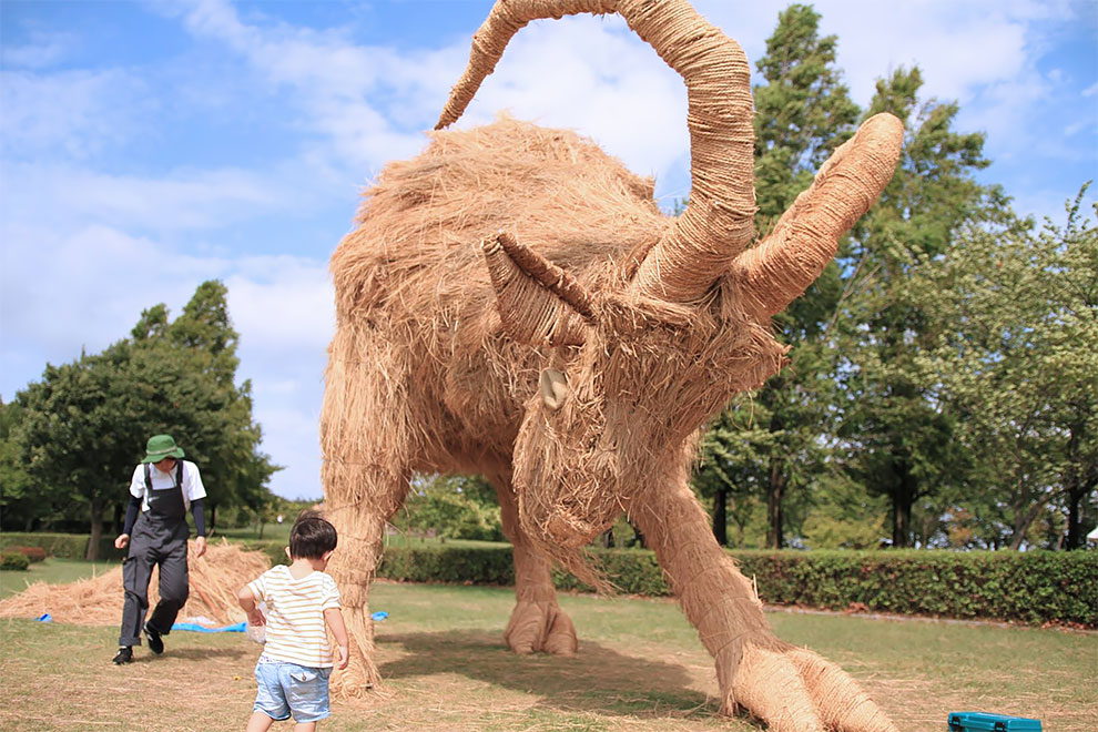 Скульптуры из соломы на Wara Art Festival в Японии