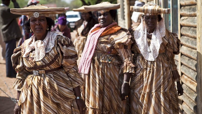 Облик африканских женщин гереро разительно отличается от соседних народов