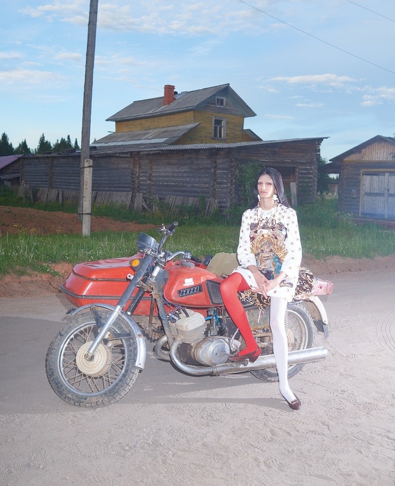 Журнал Vogue удивил читателей фотосессией в деревне под Архангельском