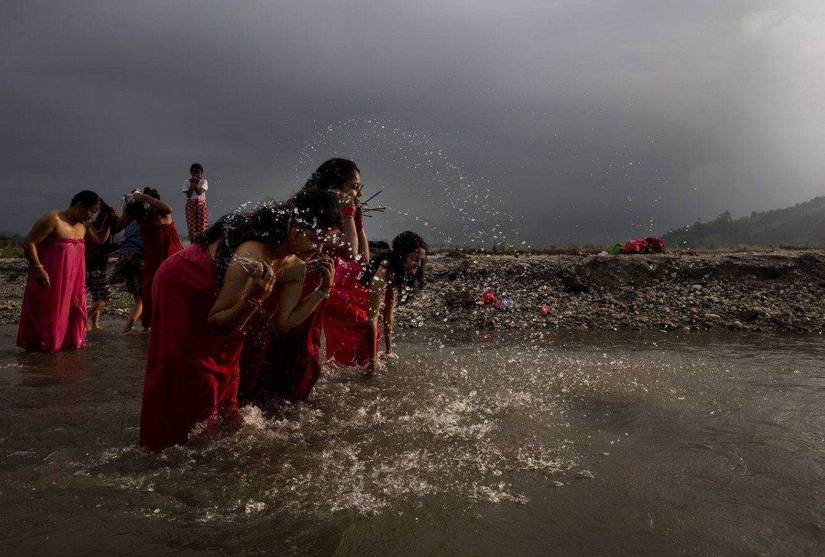 Традиционное священное купание женщин в Непале