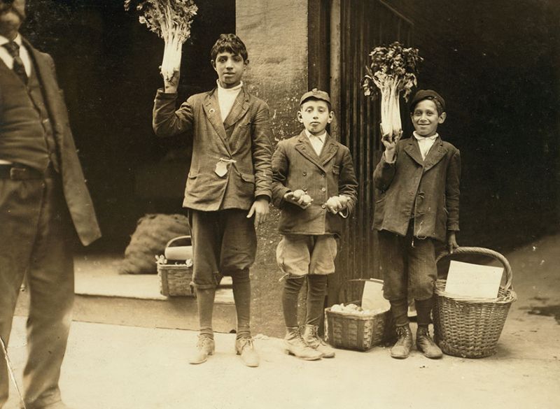 Как дети работали на производстве 100 лет назад