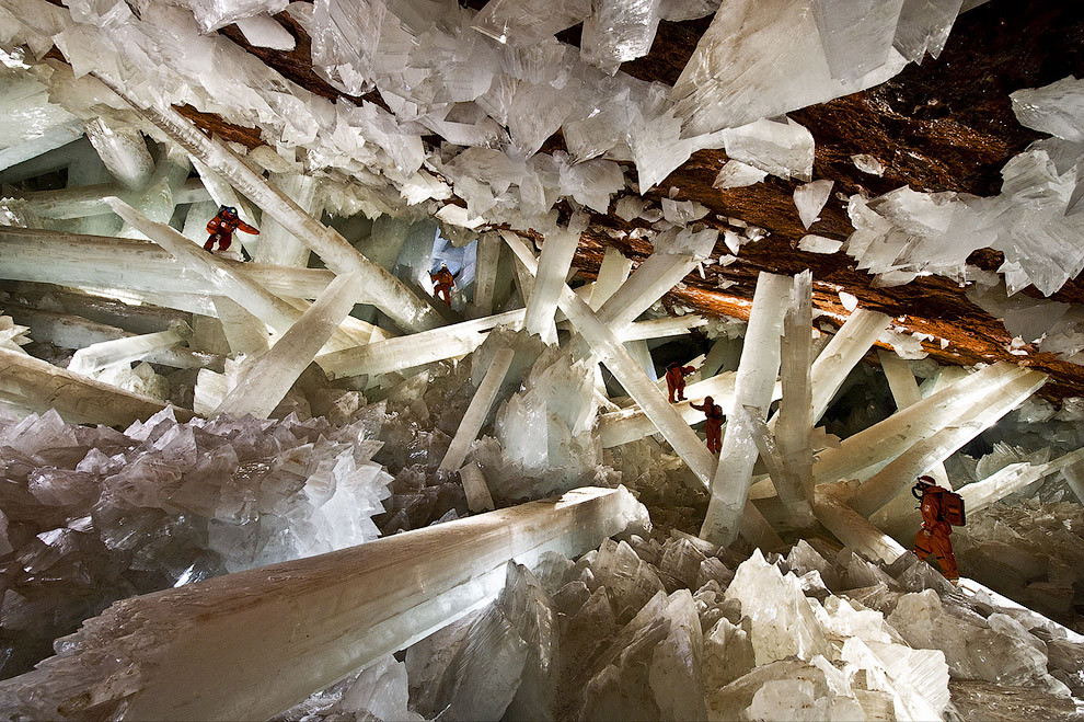 В пещере огромных кристаллов