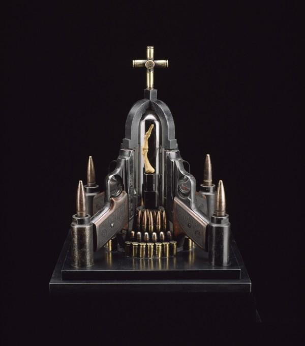 Архитектура религии из оружия и патронов