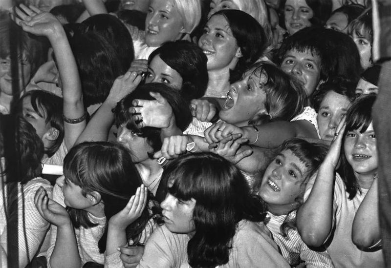 Девичья истерия на концертах рок-идолов 60-70 годов